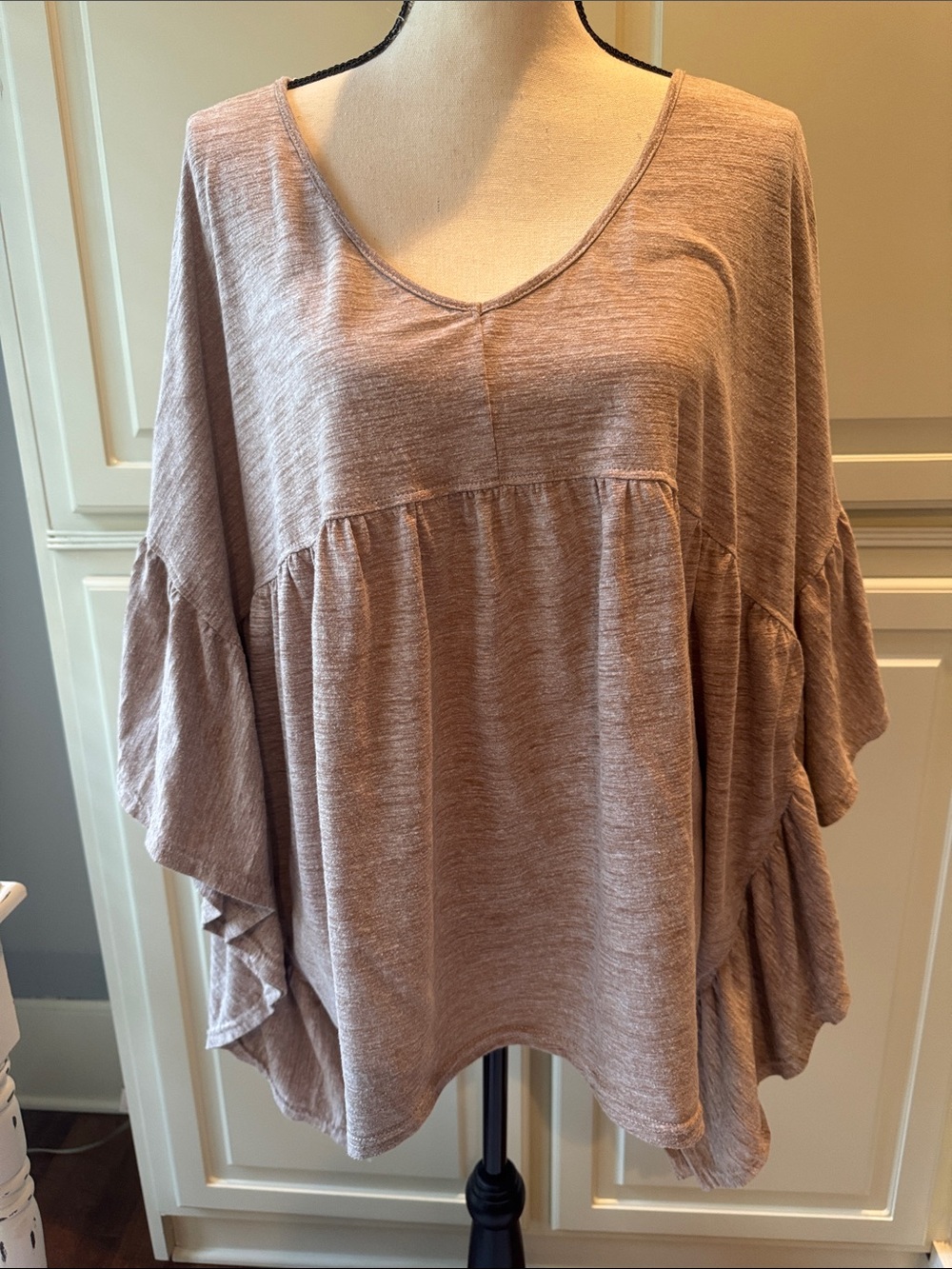 easel Mauve Taupe Flutter-Sleeve V-Neck Tunic